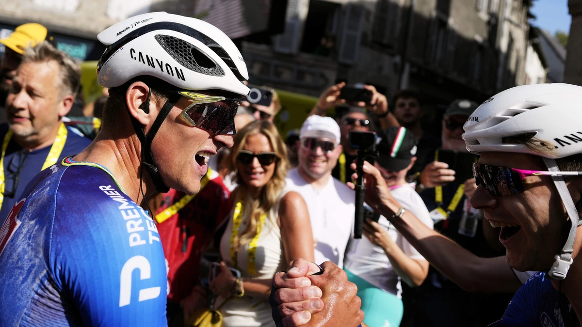 Van der Poel en Olav Kooij inspireren Nederlandse collega’s met dagzeges in Tour de France: ’Mathieu is een enorme klasbak’