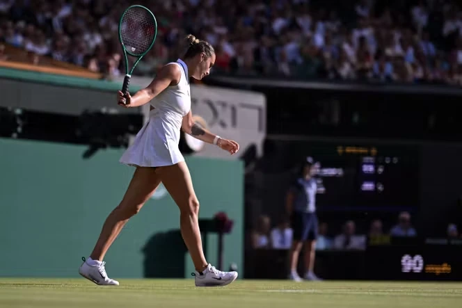 Aryna Sabalenka, éliminée à Wimbledon dès les huitièmes de finale, une numéro 1 mondiale fragile mentalement