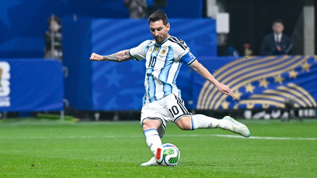 Bondscoach Argentinië neemt het op voor Lionel Messi na gemiste penalty’s: ’Hij mag doen wat hij wil’