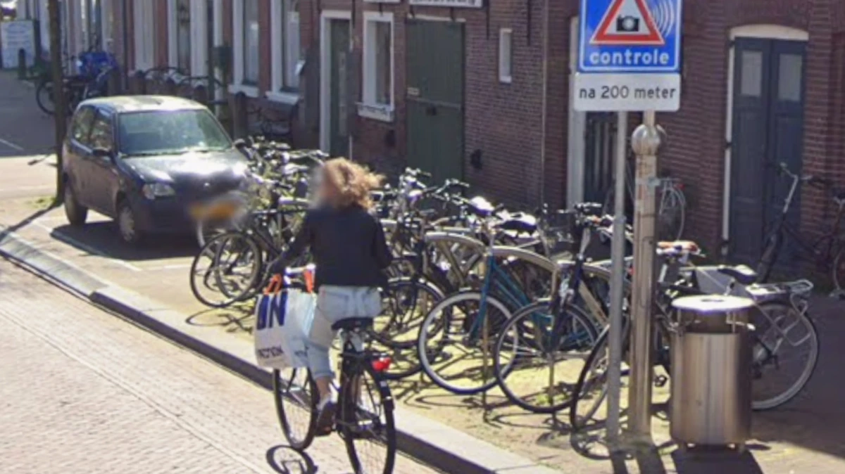 Man krijgt boete terwijl hij in de rouwstoet van zijn vader rijdt