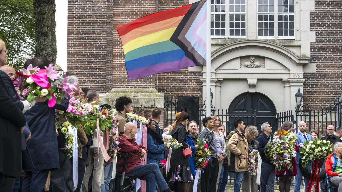 Walk of Pride onthuld: 53 bronzen tegels verbinden Dam met Homomonument