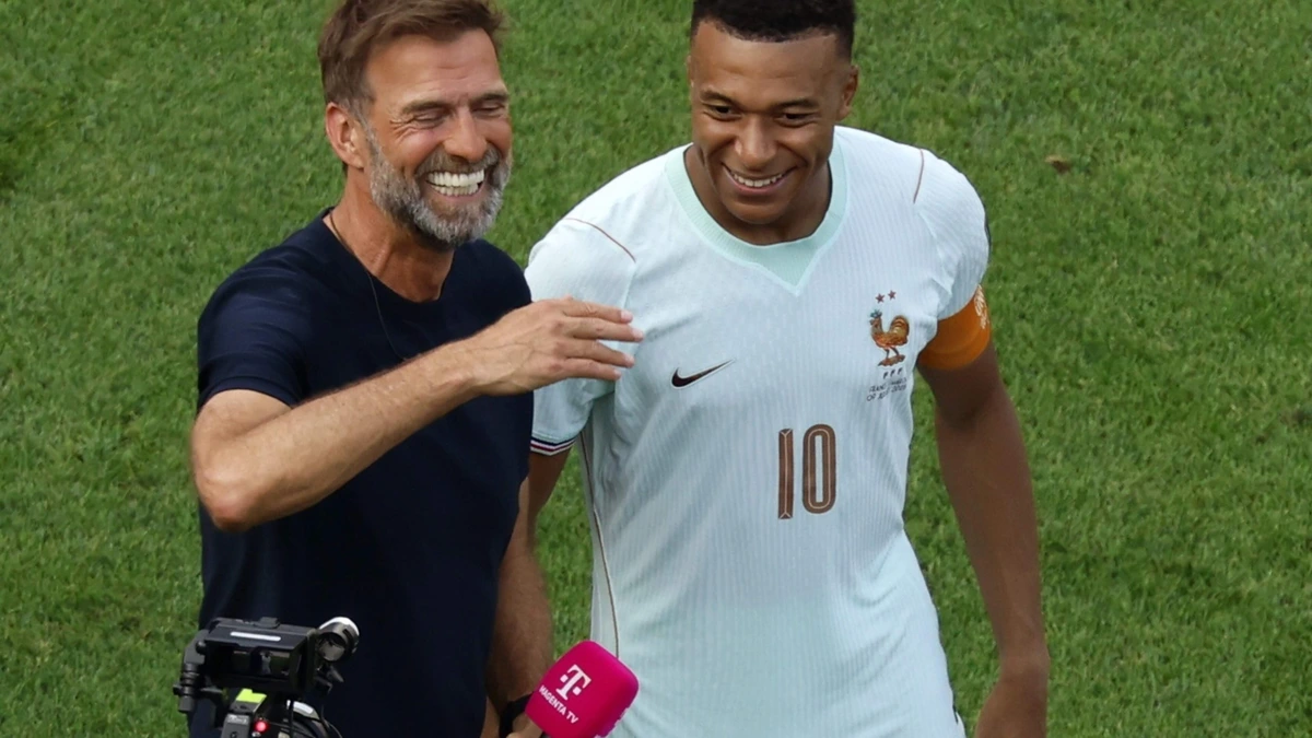 Jürgen Klopp over de duurste ’non-transfer’ van Liverpool: ’De hele familie Mbappé zat in een privéjet’