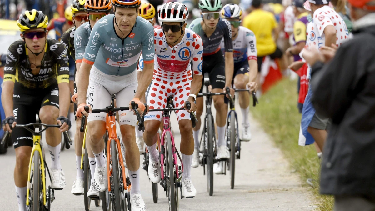 LIVE Tour de France | Richard Carapaz gooit onder anderen Thymen Arensman overboord met aanval