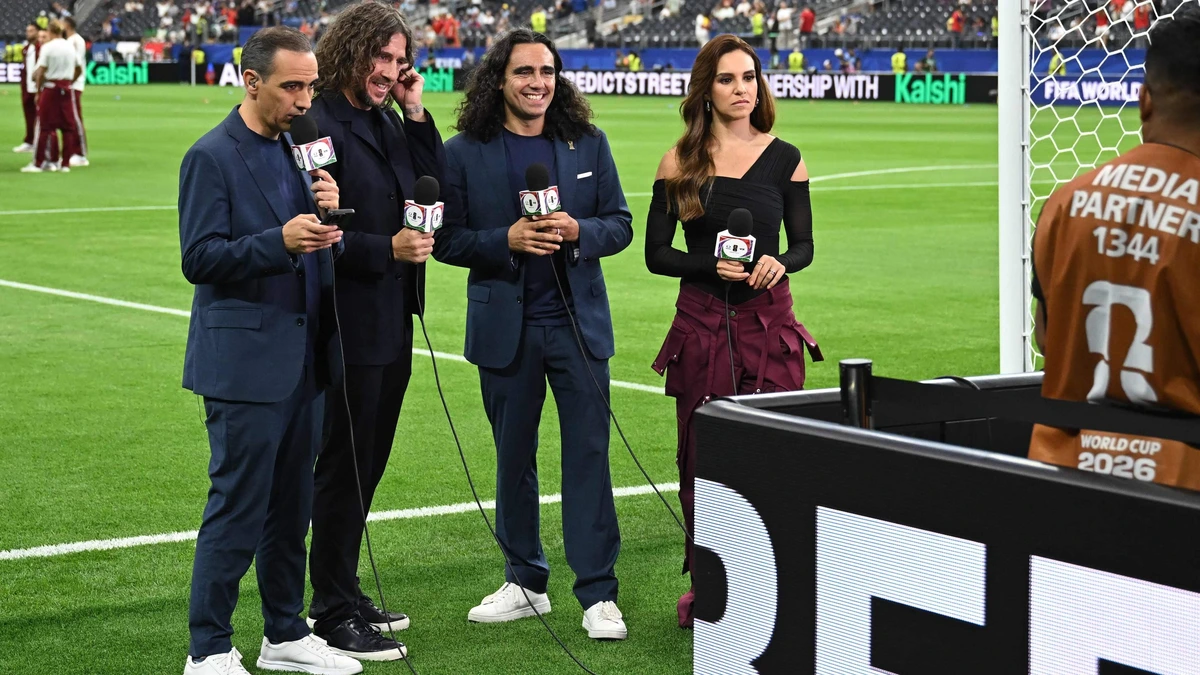 Kersvers WK-finalisten Dani Olmo en Eric Garcia onderbreken tv-uitzending om foto te maken Carles Puyol