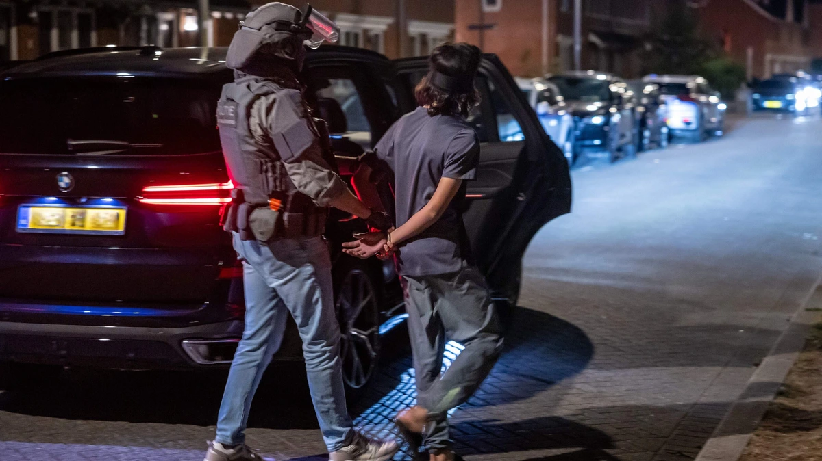 Arrestatieteams voeren personen geblinddoekt af: ’Met gezichtsherkenning telefoon ontgrendeld’
