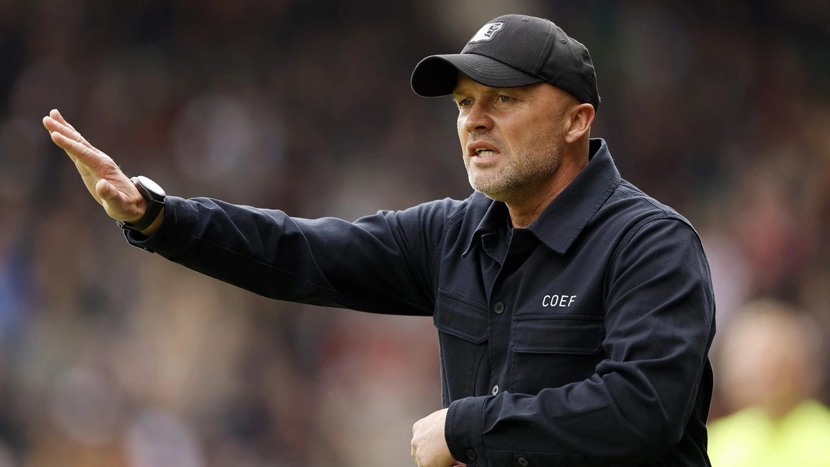 Dick Schreuder krijgt de Rinus Michels Award als beste trainer van de Eredivisie in het seizoen 2025/2026