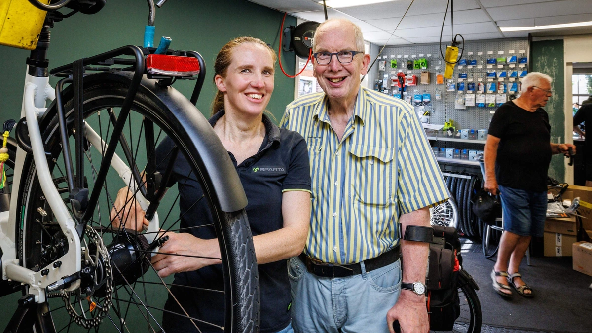 Henrieke neemt het fietsstuur over van haar vader: ’Ik mocht vroeger niet eens een band plakken’