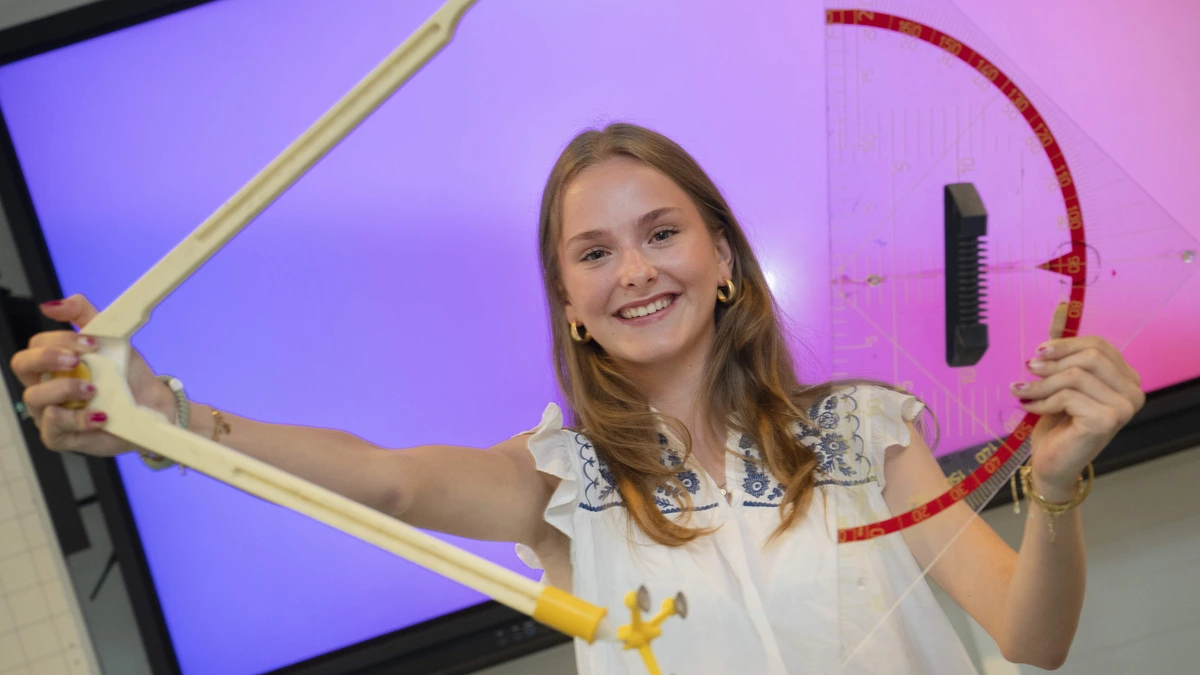 Vera (17) slaagt met drie tienen voor wiskunde B, C én D: ’Je hoeft het niet te snappen, je moet het gewoon zíen’