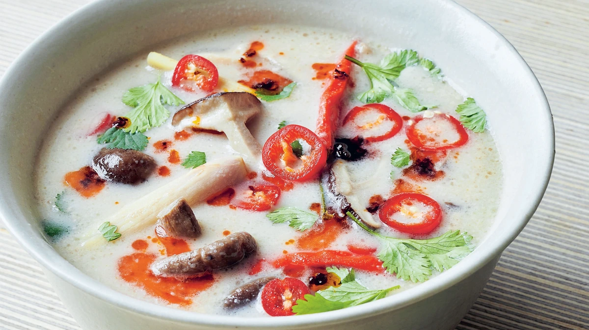 Deze soep smaakt naar de vakantie: pittige kokosbouillon met paddenstoelen