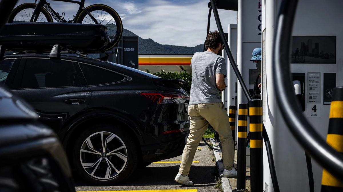 Hoge brandstofprijzen stuwen gebruik van elektrische auto op vakantie: ’Helft meer laadsessies in buitenland’