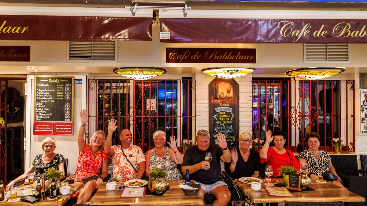 Duizenden Nederlanders vieren vakantie in Torremolinos: ’Waarom zou je Spaans eten als je in Spanje bent?’