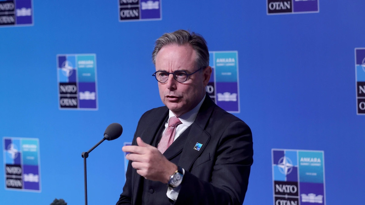 Belgische premier Bart De Wever heeft niet met Trump gesproken over WK-rel op NAVO-top: ’Maar rode kaart tegen Poetin kun je niet intrekken’