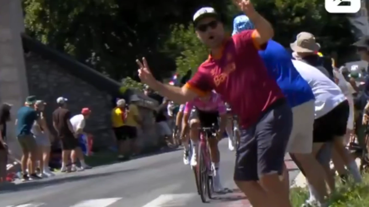 VIDEO Tour-toeschouwer wil per se in beeld en brengt Richard Carapaz bijna ten val;  roept herinneringen op aan beruchte ’opi-omi’-crash