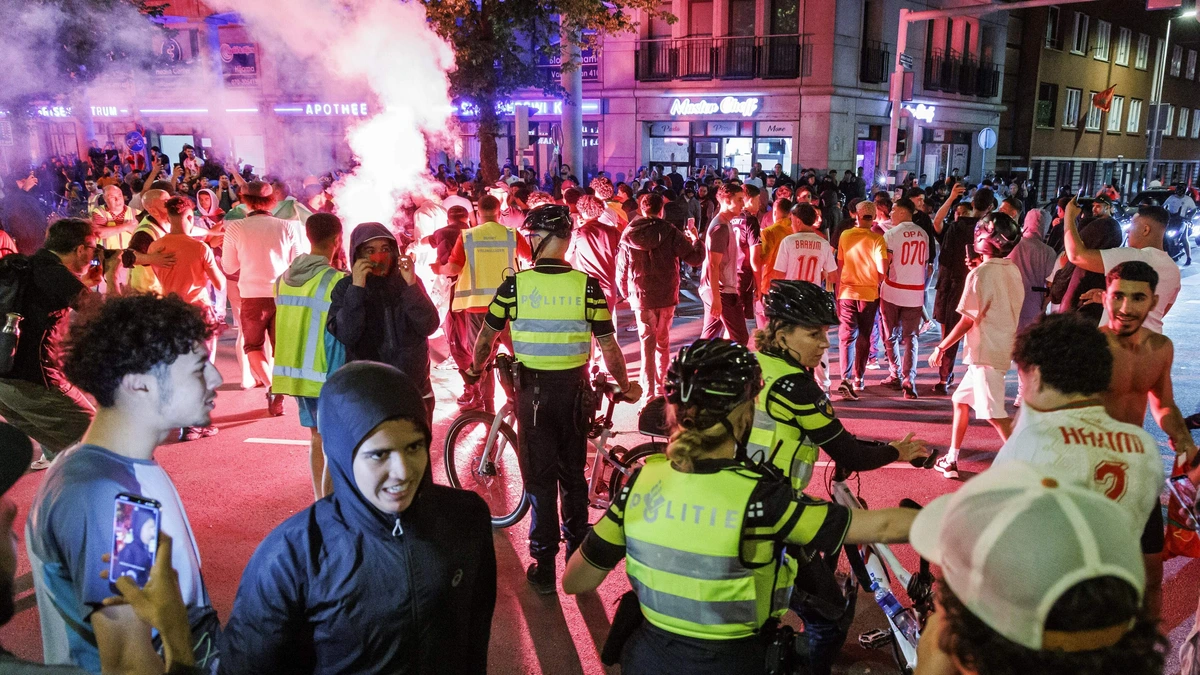 Marokko-fans massaal de straten op in grote steden na WK-verlies, politie bekogeld met flessen, eieren en vuurwerk