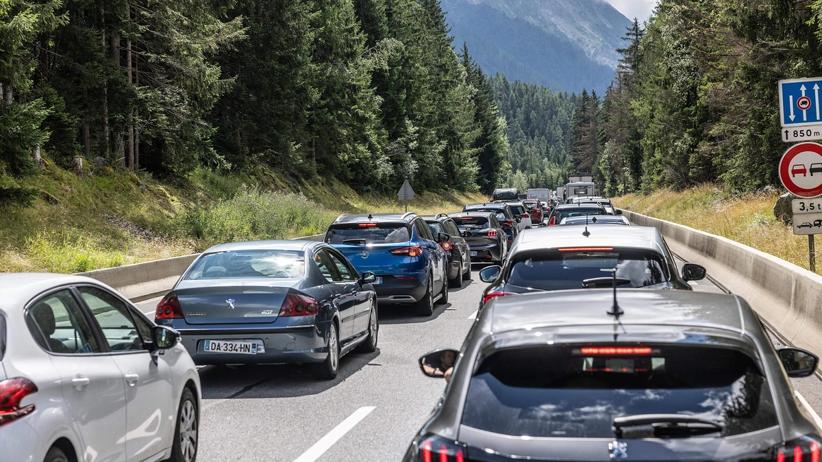 Vakantieuittocht zorgt voor extreme drukte op Europese wegen: deze routes kan je beter vermijden