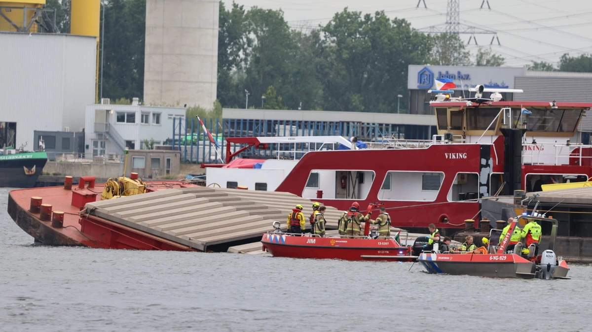 Duwboot zinkt in Coenhaven Amsterdam: opvarende vermist, bergingsoperatie gestart
