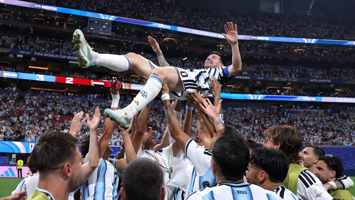 Internationale sportmedia zien ’epische’ comeback Argentinië en ’meest controversiële actie van WK tot nu toe’