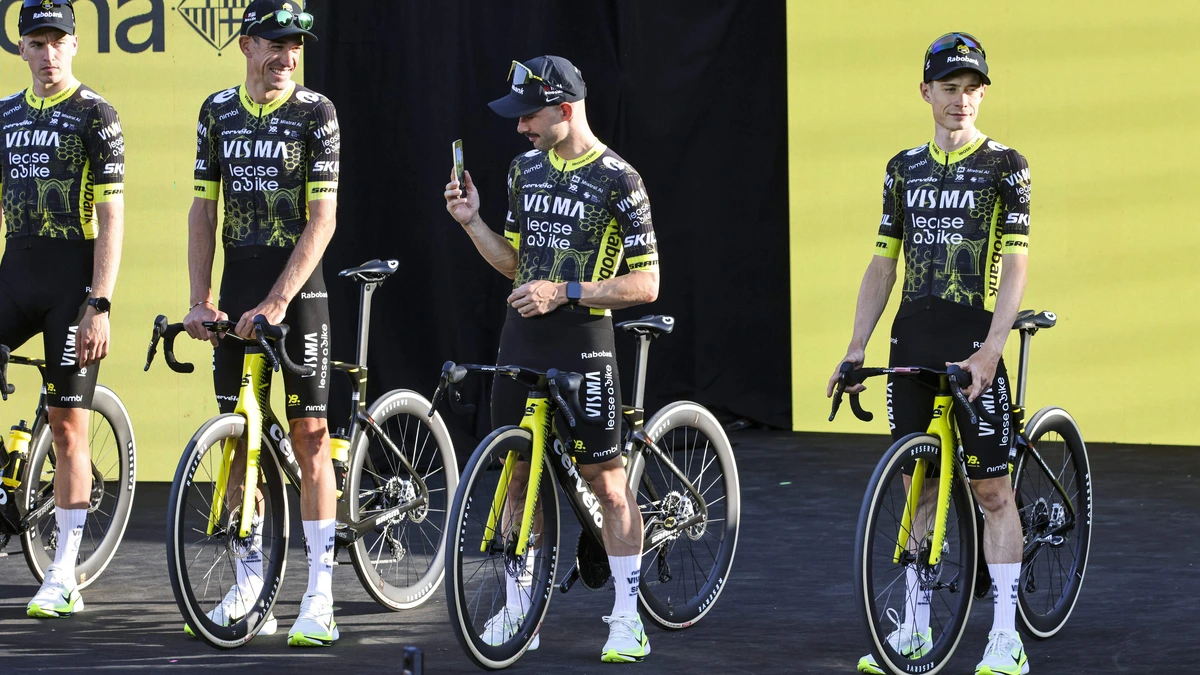 Visma-Lease a Bike staat met kater en trots op Champs-Élysées: ’Geloof in eindzege Tour was er echt’