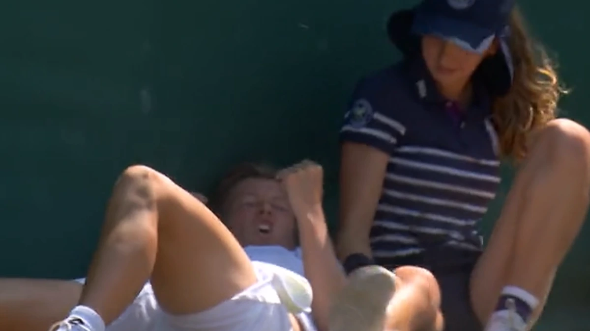 Demi Schuurs belandt versuft op de grond na keiharde botsing met ballenkind op Wimbledon