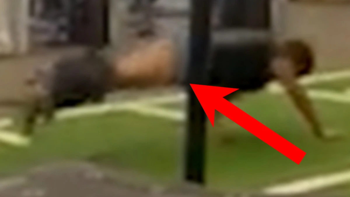 Oeps! jongen halfnaakt na val in sportschool