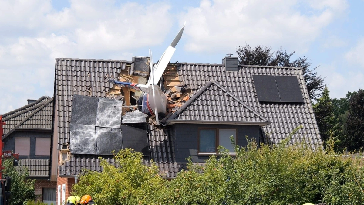 Vliegtuigje stort neer op huis in Duitsland: ’Inzittenden om het leven gekomen’