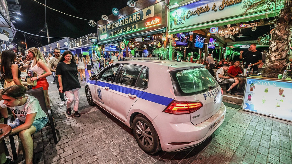 Minderjarige Nederlandse dieven en joyriders (16 en 17) bieden excuses aan op Grieks eiland Kreta, broers op borgtocht vrij