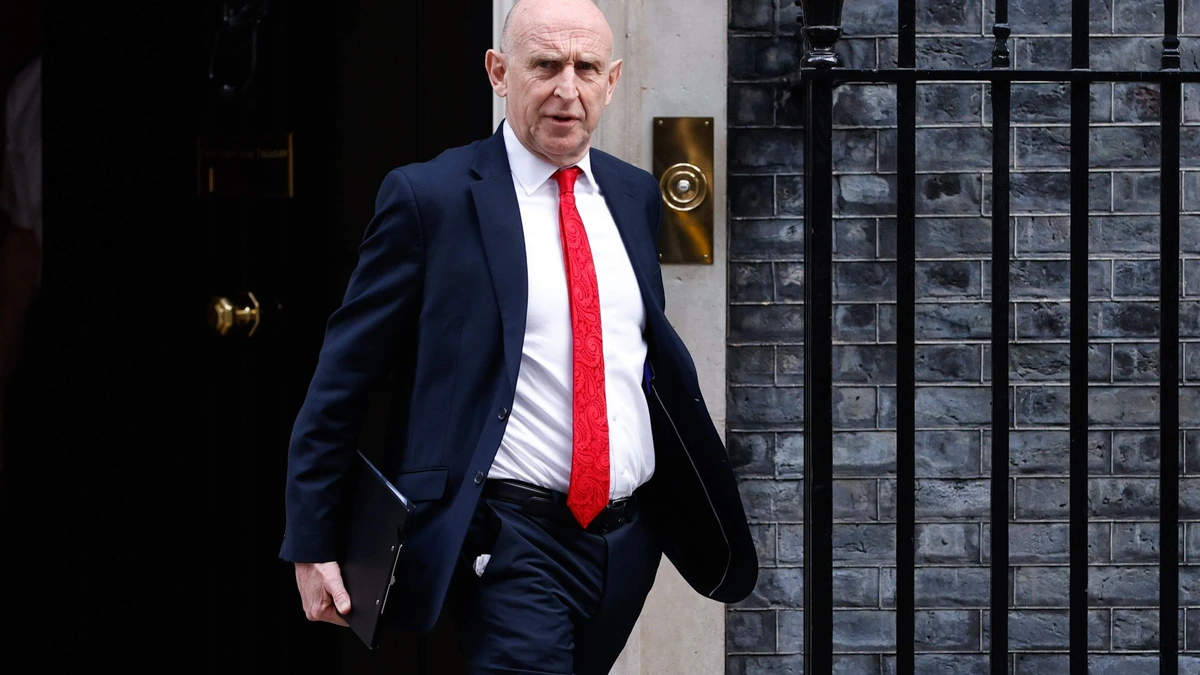 Minister van Financiën John Healey staat voor zware taak