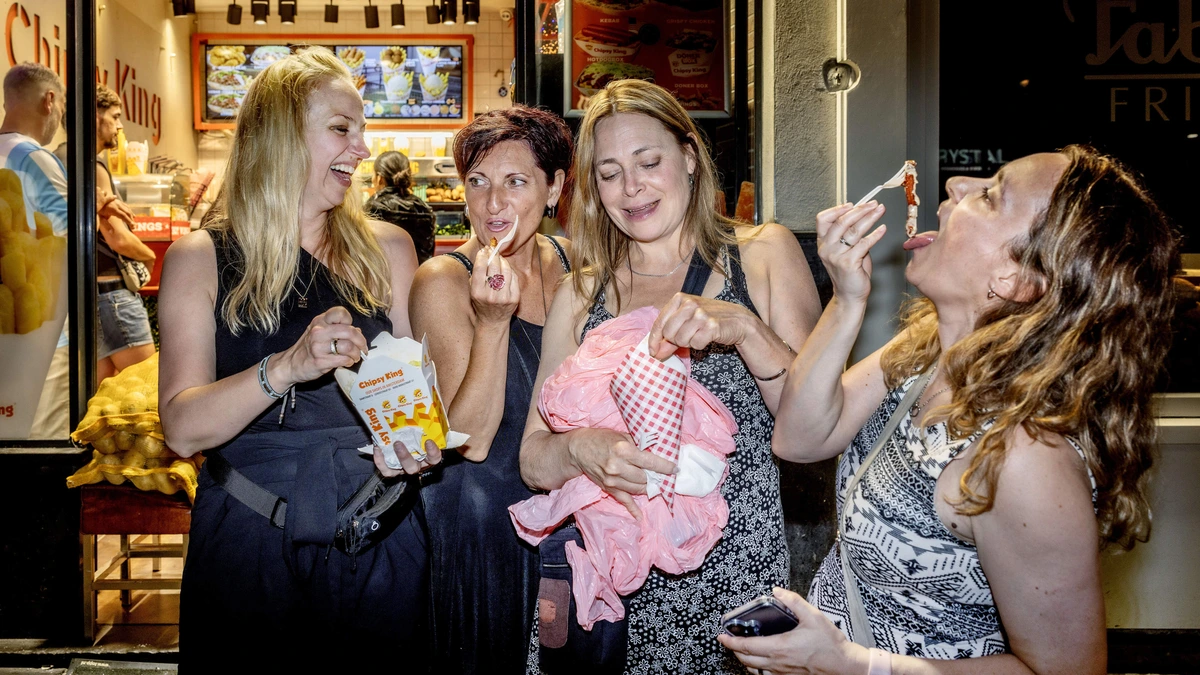 Frikandel, friet en berenhap blijven favoriete nachtelijke vette bek na het stappen: ’Voor 3 euro zit je vol’