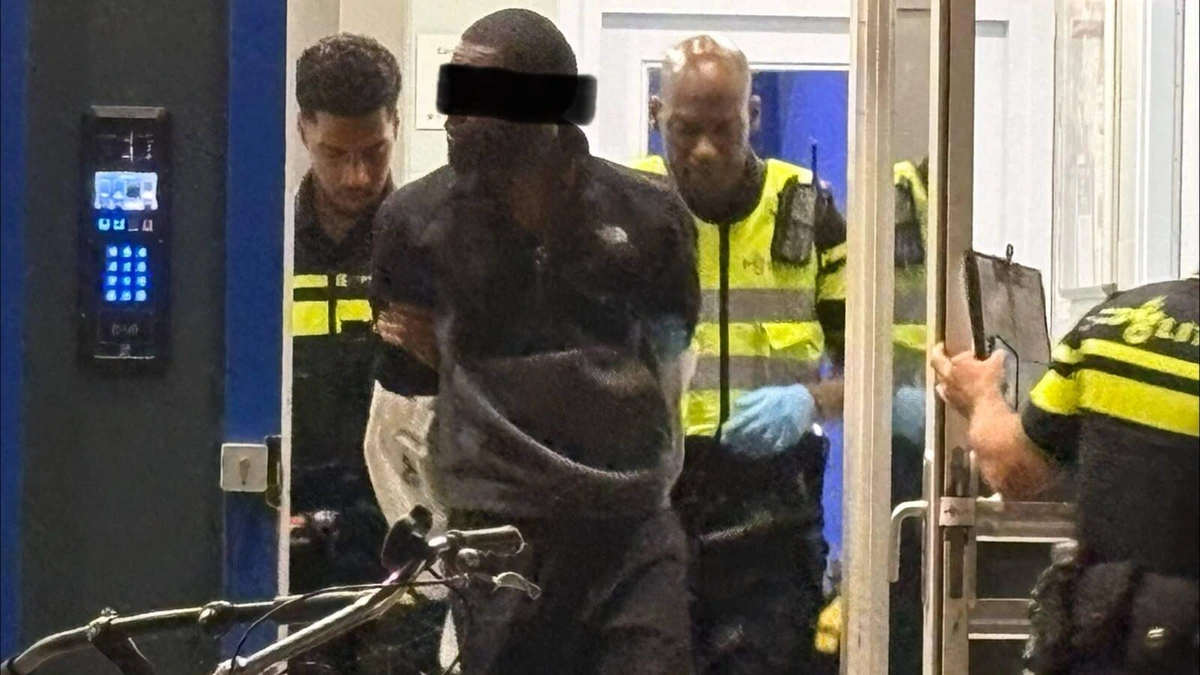 Dienst Speciale Interventies komt in actie in Bijlmer na schietpartij, gewond slachtoffer kermend naar buiten