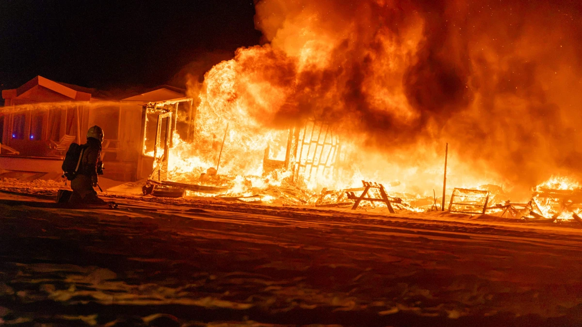 Meerdere strandhuisjes verwoest door grote brand bij Wijk aan Zee, één gewonde