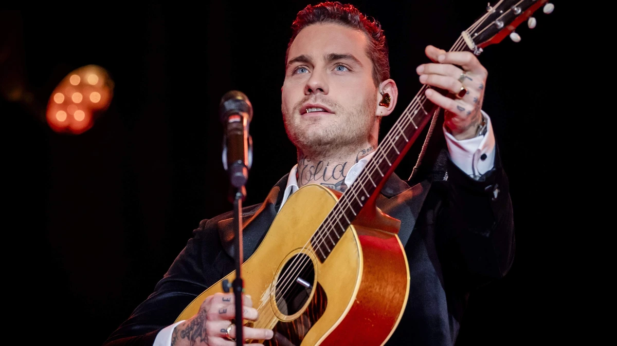 Gitaar Douwe Bob gestolen: 2000 euro voor gouden tip