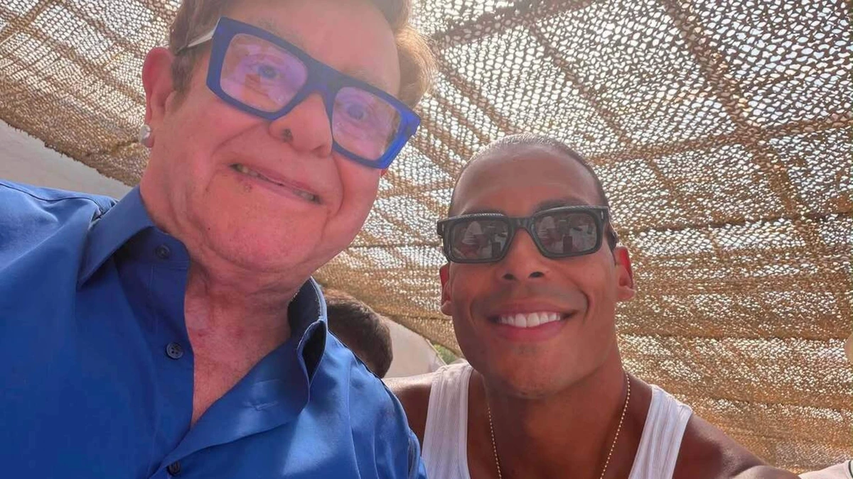 Virgil van Dijk geniet met volle teugen van vakantie: boottochtje met Nathan Aké en Kevin De Bruyne en selfie met Elton John