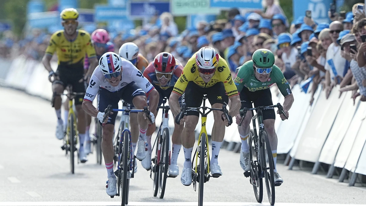 Meteen raak bij rentree: Wout van Aert wint openingsrit in Ronde van Denemarken