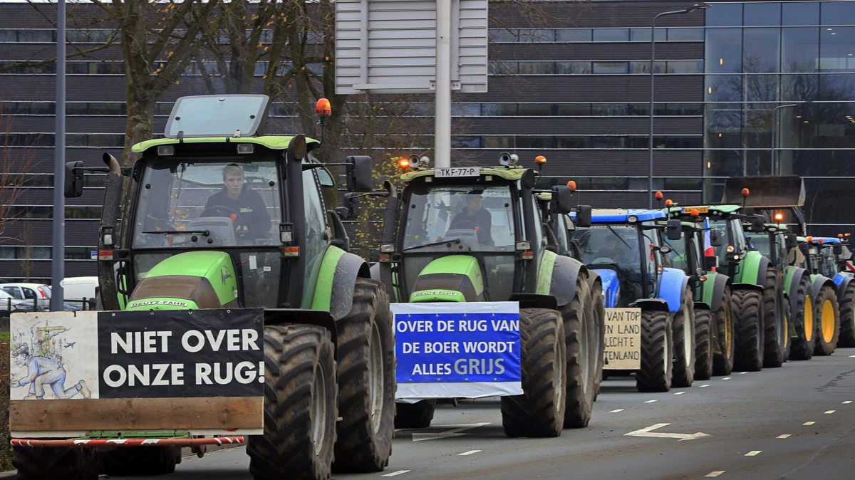 Groep boeren met 30 trekkers op weg naar Den Haag: protest tegen stikstofplannen