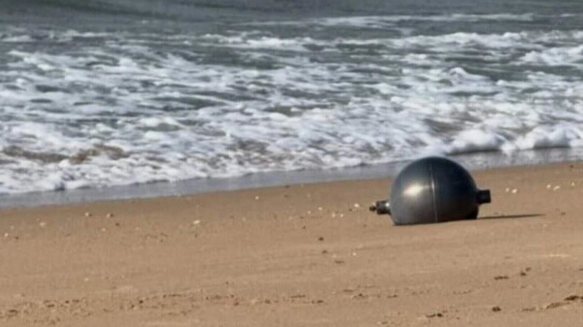 Mysterieuze ’ruimteballen’ spoelen aan op Australisch strand en kunnen resten van giftige raketbrandstof bevatten