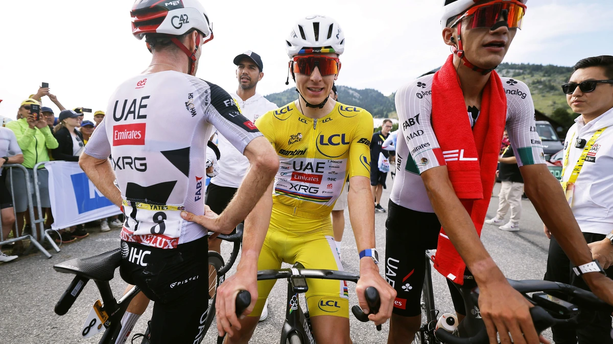 Tadej Pogacar ontsnapt aan onheil in Tour de France en verliest mogelijk belangrijke knecht: ’Hij zag af als een hond’