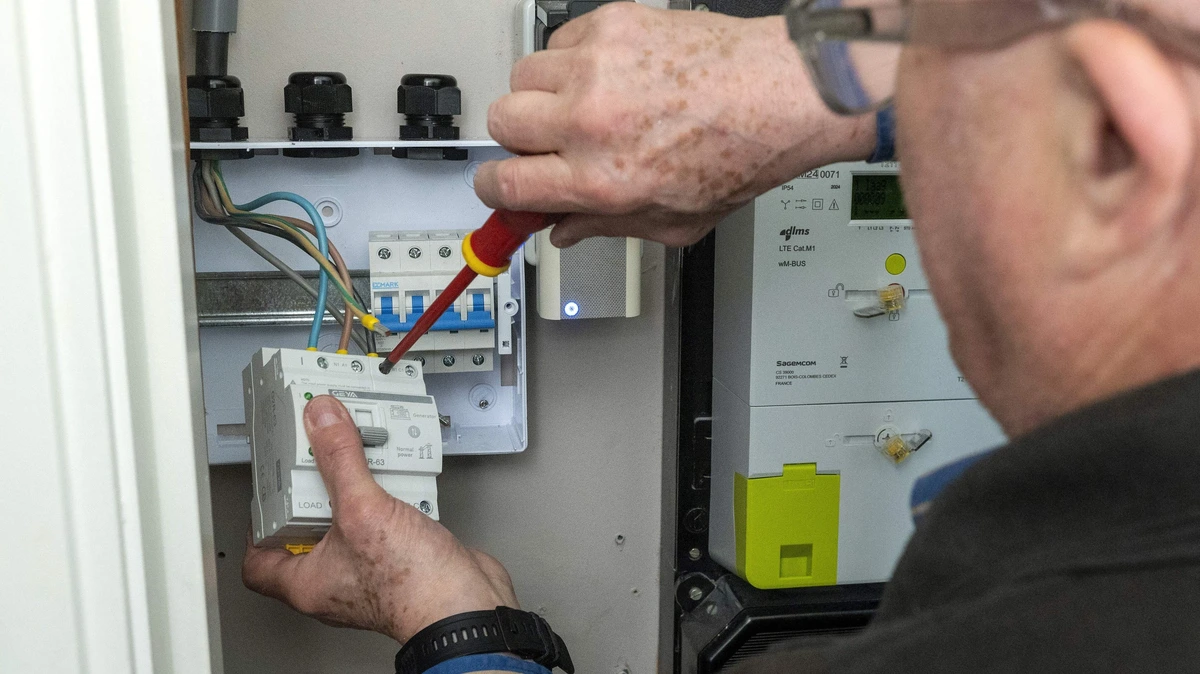 Vaker brand in meterkast door thuisbatterij en warmtepompen: tips voor meer veiligheid, want ’elektrische installatie is geen hobbyproject’