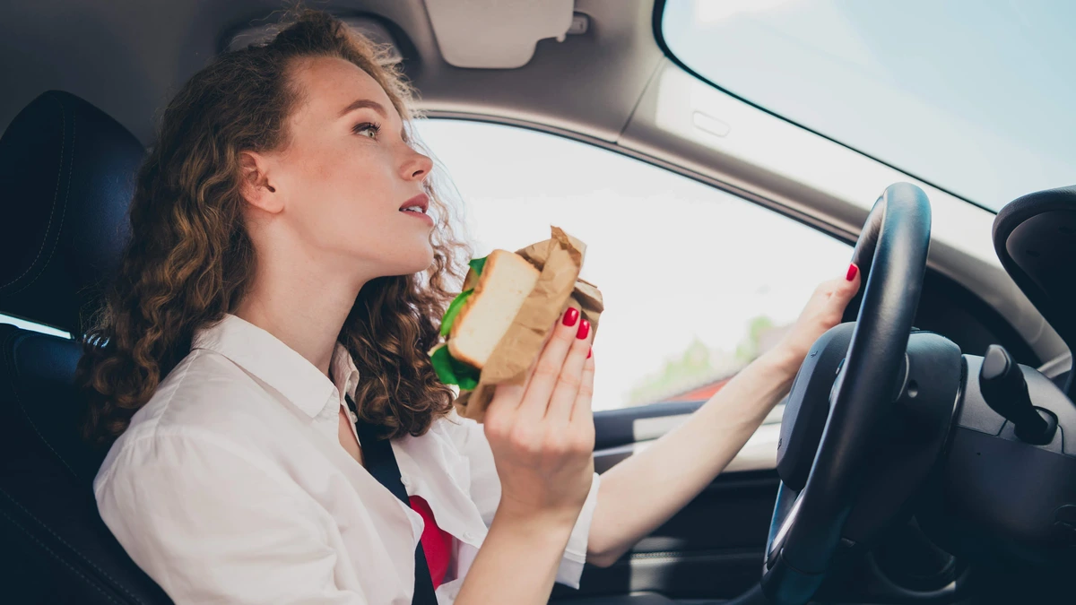Opvallende boetes in Europa: broodje eten achter het stuur verboden