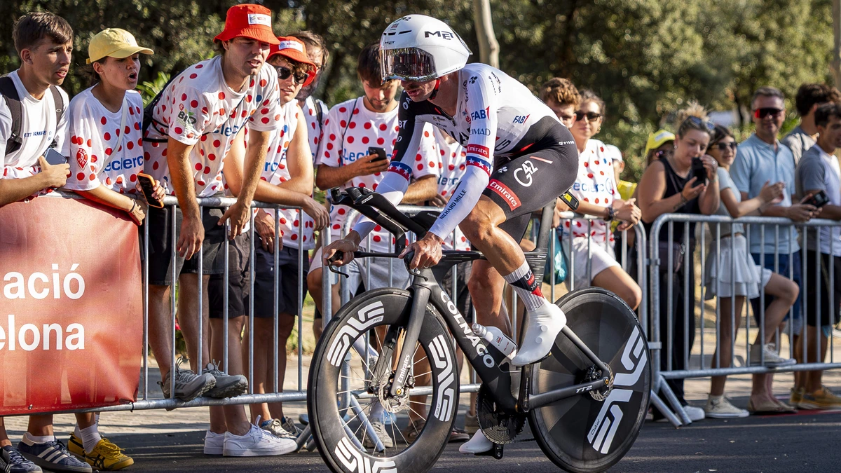 UAE-renner Brandon McNulty voor Tour-tijdrit bewust aangereden door automobilist: ’We weten niet waarom’