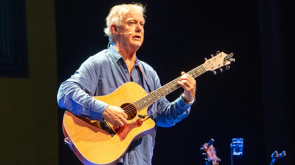 Tranen in de zaal en staande ovaties voor Harrie Jekkers (75) bij afscheid van het theater: ’Het is goed zo, ik ga lekker uitdrijven’