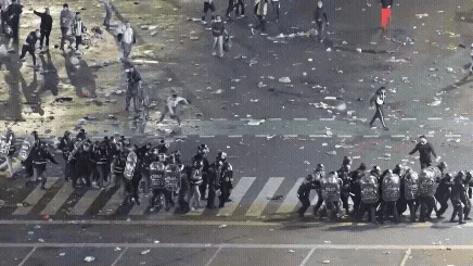 Rellen in Buenos Aires na WK-nederlaag: fans bekogelen politie