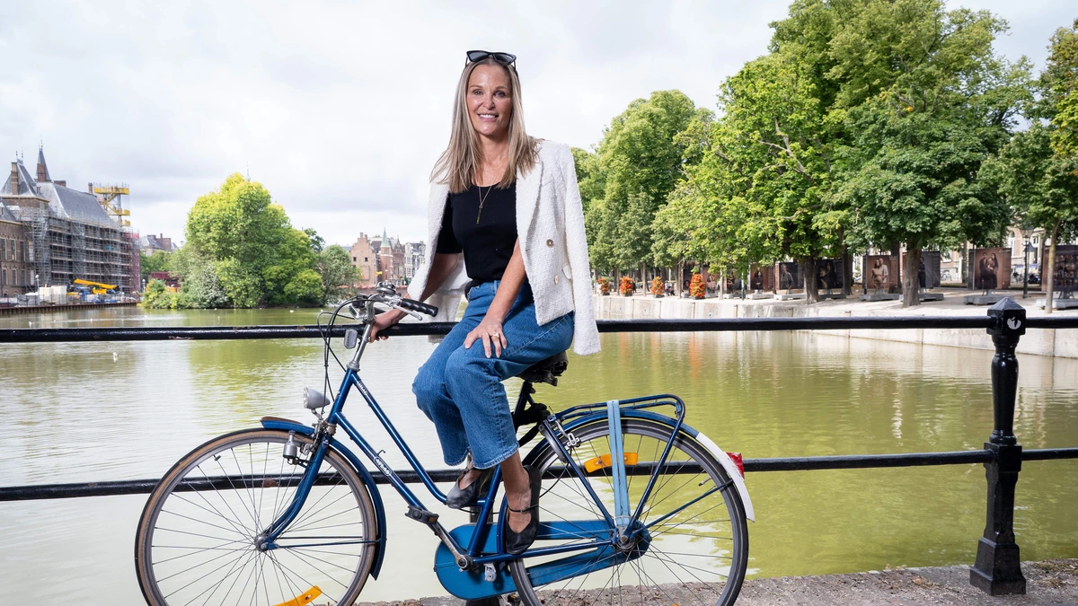 Voormalig Fox-presentatrice Juliet (57) emigreerde dankzij ChatGPT naar Nederland:
‘Kijk om je heen, dit is toch een soort paradijs?’