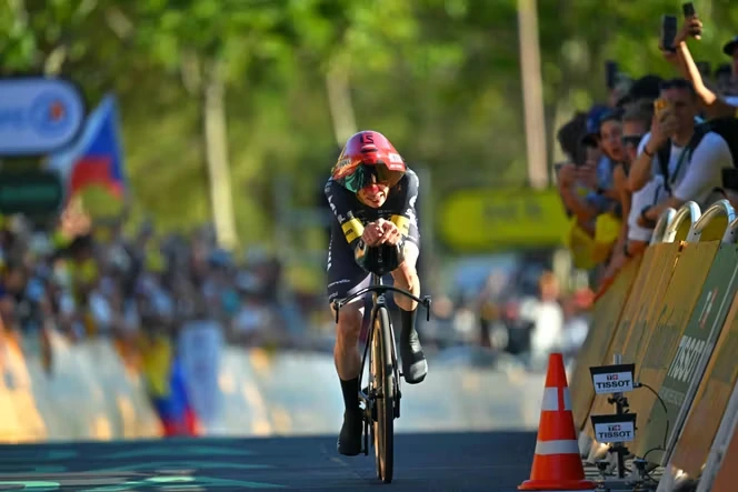 Tour de France : Jonas Vingegaard premier maillot jaune après son succès dans le contre-la-montre par équipes