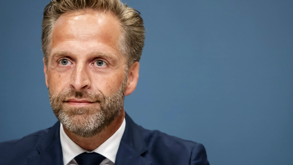 LIVE | Hugo de Jonge botste met Ferd Grapperhaus over voorrang voor politie bij vaccinaties