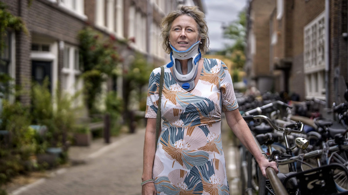 Stuk van bank valt uit raam op hoofd Sabine (56): ’Ik voelde een hele harde krak in mijn nek’