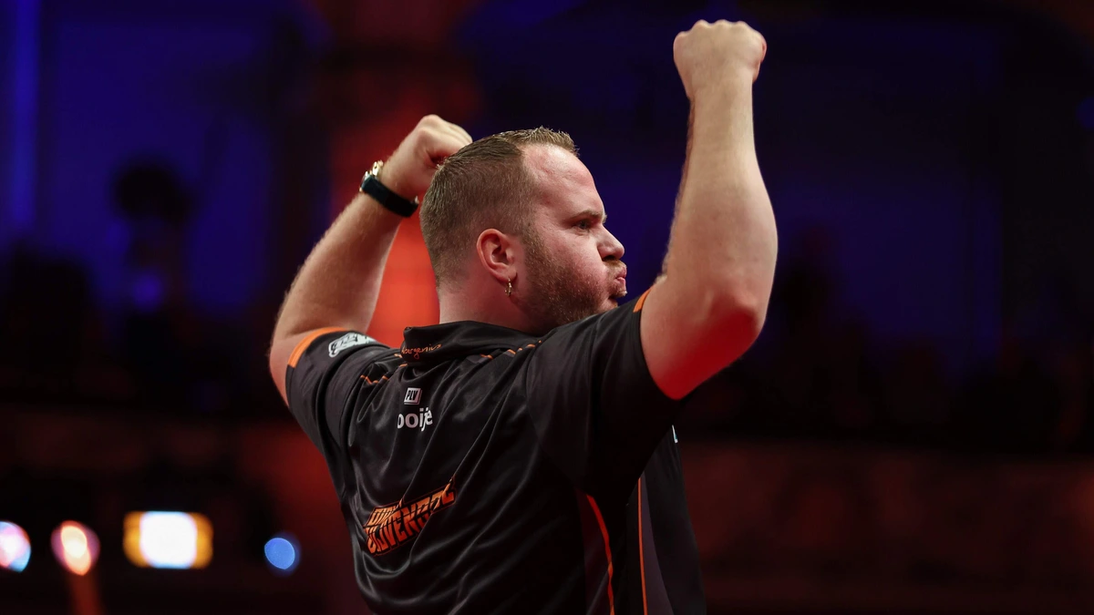 Dirk van Duijvenbode klopt Michael van Gerwen via zesde matchdart in kraker op World Matchplay