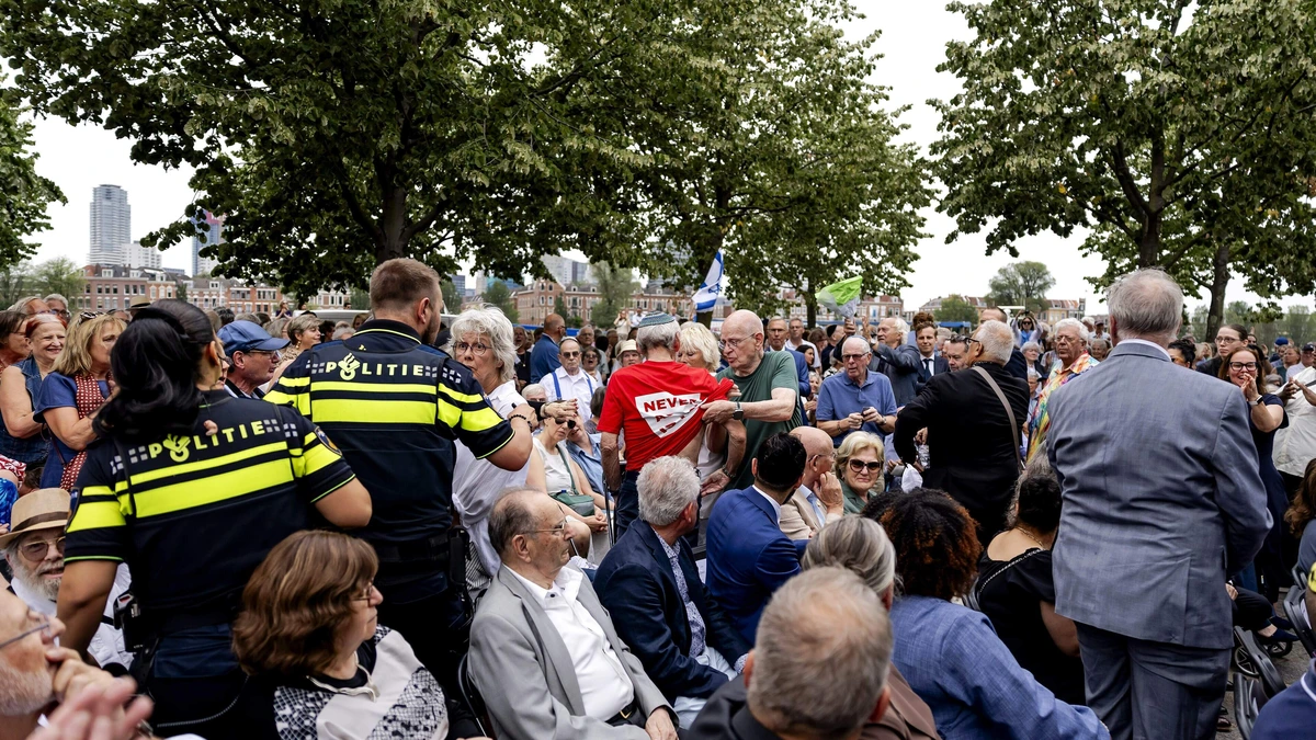 Herdenking deportaties Joden in Rotterdam bruut verstoord door schreeuwende demonstranten