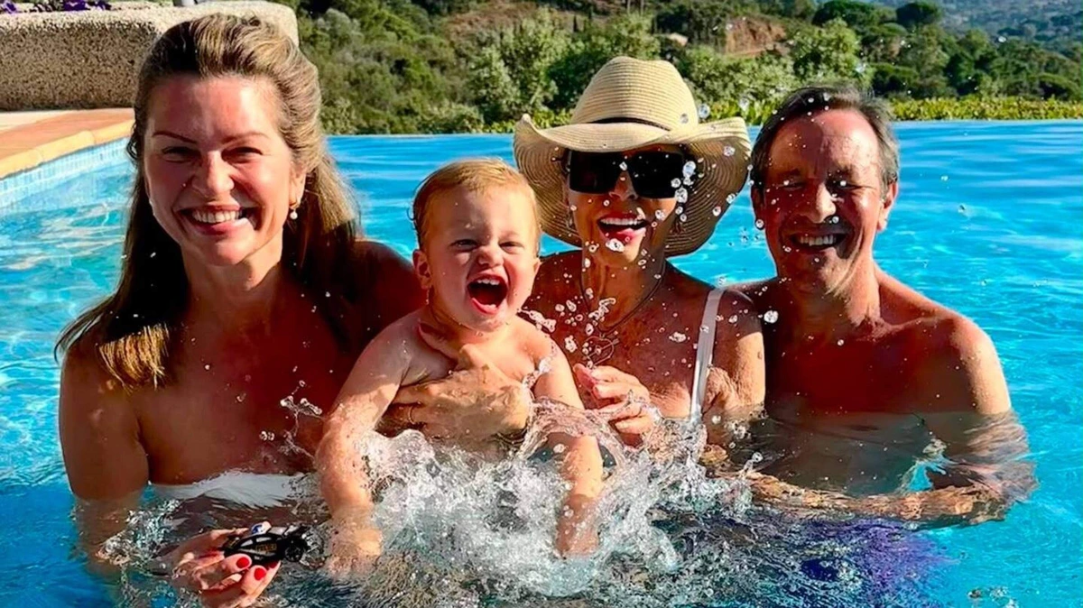 Showbizzdiva Joan Collins (93) weigert de natuur een handje te helpen: ’Op een Ferrari plak je ook geen stickers’