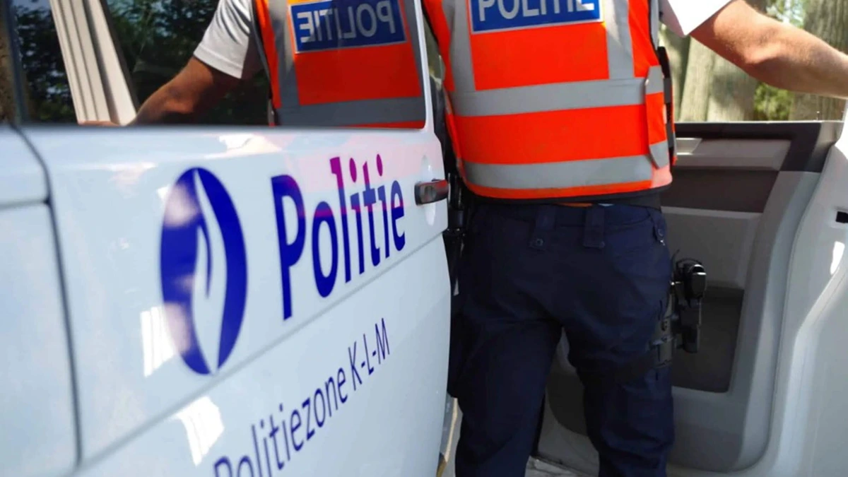 Man parkeert bij alcoholcontrole snel langs de weg en verstopt zich in eigen achterbak