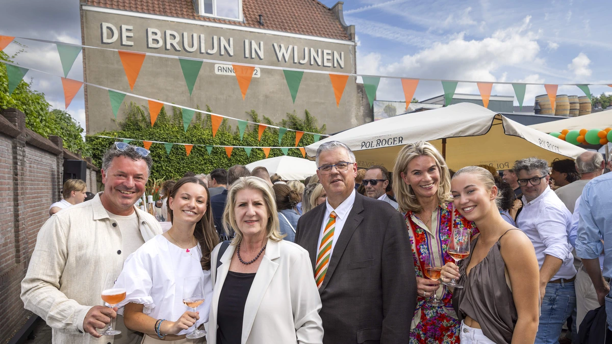 Vierdaagse-pret kan ook spontaan en vrolijk bleek op prominentenborrel bij deftig wijnhuis in Nijmegen